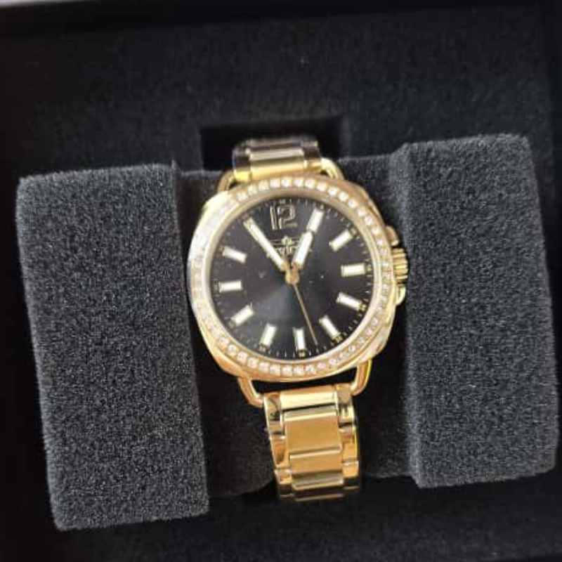 Reloj Invicta de Mujer Tono Dorado, Esfera Negra y Bisel