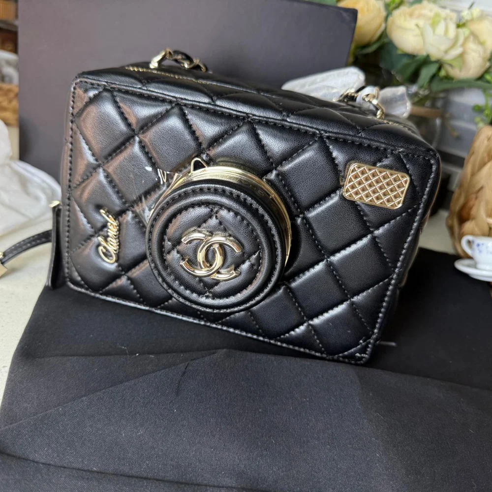 Chanel - Mini Bolso Cámara con Espejo y Monograma Clásico - Imagen 2