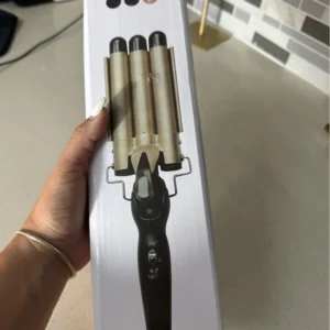 Rizador de pelo con tres barriles.