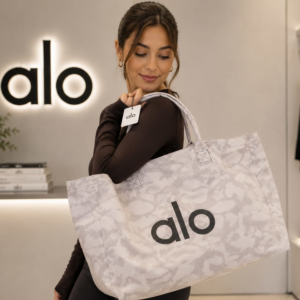 Bolso es un Alo Yoga Iconic Shopper Tote