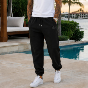 Pantalones deportivos negros son de la marca Alo Yoga